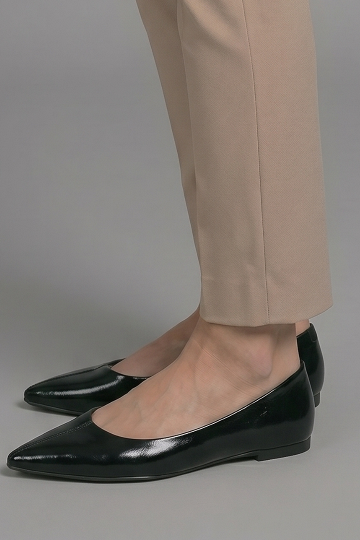 Women's Leather Ballet Flats with SlipOn for Everyday Wear — Black